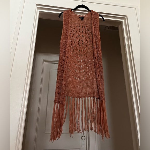 Peachy rust boho crocheted fringe open front vest - Picture 3 of 5